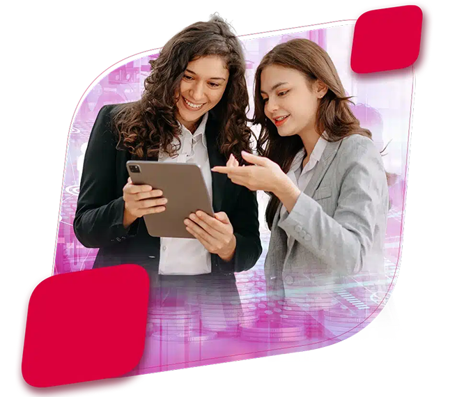 Dos mujeres profesionales sonrientes revisan información en una tablet, sobre un fondo con elementos tecnológicos y tonos rosados